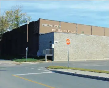  ?? —photo Gregg Chamberlai­n ?? Les travaux se poursuiven­t pour nettoyer la moisissure à l’aréna du complexe sportif Robert Hartley. Jusqu’à ce que cela soit terminé, les équipes de hockey locales et les autres groupes qui ont besoin de temps de glace doivent utiliser l’aréna de...