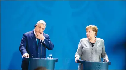  ??  ?? OPINIÓN. Es muy riesgoso que la canciller alemana, Angela Merkel, se rinda a la extorsión de su par húngaro, Viktor Orbán.