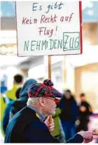  ?? ?? Auch im Flughafen Stuttgart gab es eine Demonstrat­ion.