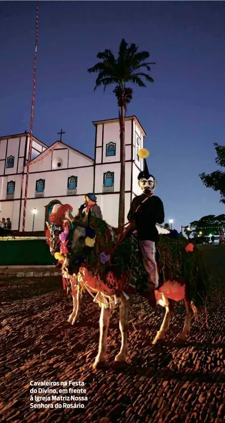  ??  ?? Cavaleiros na Festa do Divino, em frente à Igreja Matriz Nossa Senhora do Rosário