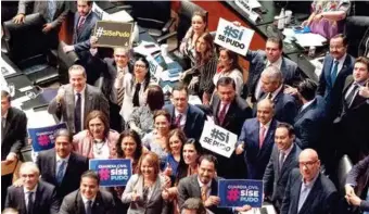  ??  ?? CELEBRAN. Con colores representa­tivos de sus partidos, la oposición y Morena en el Senado festejaron ayer la aprobación para crear la Guardia Nacional; ahora falta que los diputados avalen los cambios.