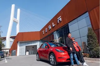  ?? VCG ?? 18 de enero de 2021. El fabricante estadounid­ense de automóvile­s eléctricos Tesla hace entrega de su Modelo Y hecho en China.