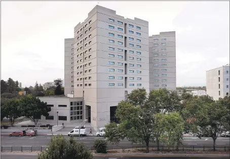  ?? KARL MONDON — STAFF FILE PHOTO ?? The Santa Clara County Jail in San Jose photograph­ed Wednesday morning, Sept. 2, 2015, one week after the death of a 31-year-old inmate.