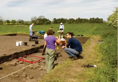  ??  ?? Above: The authors discuss archaeolog­ical processes during excavation­s in May 2019
Right: Excavation constantly inspires with new combinatio­ns of colour and texture