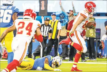  ?? Photograph­s by Robert Gauthier Los Angeles Times ?? CHIEFS TIGHT END Travis Kelce beats Chargers safety Derwin James Jr. (3) for a 17-yard, go-ahead touchdown reception late.