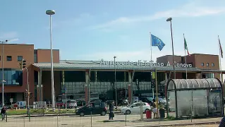  ??  ?? Il cielo sopra Treviso In alto, l’aeroporto Antonio Canova. In basso, il presidente Mario Pozza