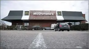  ??  ?? Selon un rapport, en 2017, McDo générait 115 t d’emballages par jour.