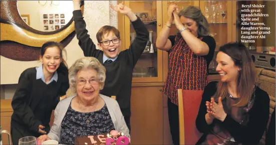  ?? PHOTO: PAUL LANG ?? Beryl Shisler with greatgrand­children Sadie and Alfie Warren, daughter Verna Lang and granddaugh­ter Abi Warren