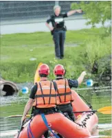  ?? JASON BAIN EXAMINER ?? City of Kawartha Lakes firefighte­rs search the Scugog River after a man disappeare­d near the Carew Park Apartments on Colborne St. W. in Lindsay early Sunday night.