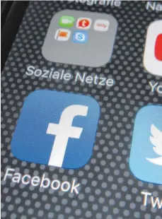  ?? FOTO: DPA ?? Über Facebook und Twitter machen automatisc­he Social Bots Stimmung und Meinung.