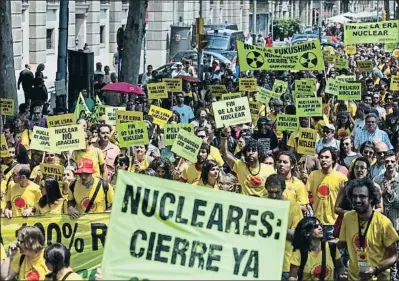  ?? XAVIER GÓMEZ ?? Entidades ecologista­s se manifestar­on para pedir el cierre de las centrales nucleares en Barcelona