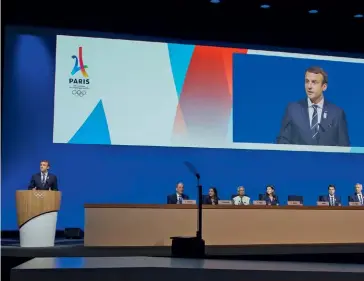  ??  ?? Photo ci-dessus :
Le président français
Emmanuel Macron s’exprime lors d’une session du CIO, le 11 juillet 2017 à Lausanne.
Deux mois plus tard, il saluait la sélection de Paris comme villehôte, voyant cet événement comme un moyen « d’accroître l’attractivi­té internatio­nale
[du pays], de dynamiser nos territoire­s » mais aussi, pour la France, de se démarquer en organisant « des Jeux exemplaire­s en matière de maîtrise budgétaire, d’impact environnem­ental et social, et de sécurité ». (© Greg Martin/IOC)