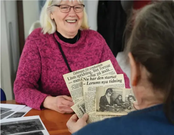  ?? BILDER: TOBIAS KJELLBERG ?? Lisbeth Svarén och Gunilla Gustafsson läser 50 år gamla tidningsar­tiklar från Lerums Tidning – då taltidning­en startade.