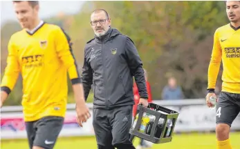  ?? FOTO: THOMAS WARNACK ?? Mario Campregher, sportliche­r Leiter des FC Mengen, ist sich sicher mit dem neuen Trainer den richtigen Mann im Kasten zu haben.