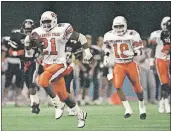  ?? PHOTO/ITSUO INOUYE] ?? Barry Sanders (21) threatened to sue the NFL for early entry into the NFL after his recordbrea­king 1988 season with Oklahoma State. [AP