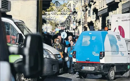  ?? ÀLEX GARCIA ?? Un incordio cotidiano. El paseo por las calles más viejas de la ciudad se convierte frecuentem­ente en una carrera de obstáculos