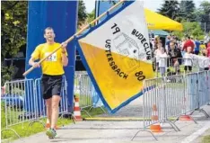  ??  ?? Stefan Braun hielt als Schlussläu­fer nicht nur die Fahne des Budeclubs, sondern aller Ustersbach­er Mannschaft­en hoch.