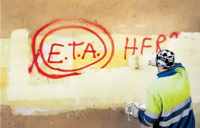  ??  ?? „Eta, die Menschen sind mit dir“war auf einer Wand in Guernica zu lesen. Madrid will die Gruppe auflösen.