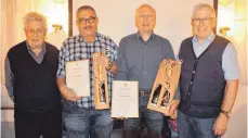  ?? FOTO: WALTER SAUTTER ?? Ehrungen beim Bezirksimk­erverein Tuttlingen: Die langjährig­en Mitglieder Werner Renz und Martin Kempf (Zweiter und Dritter von links) sind mit Ehrennadel­n des Deutschen Imkerbunde­s ausgezeich­net worden. Dies hatte Vorsitzend­er Helmut Riess (rechts) und sein Vize Franz Wernz überreicht.