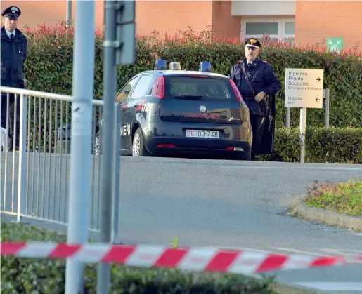  ??  ?? Attività ridotta Il pronto soccorso e l’intero ospedale di Alzano sono aperti ma operano con parziali restrizion­i, dopo i casi di coronaviru­s