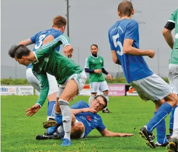  ?? Foto: Karl Aumiller ?? So richtig hart ging es in Schretzhei­m nicht mehr zur Sache, auch wenn sich hier Gastgeber Simon Bunk (links) und Ziertheims David Brenner (am Boden) verheddern. Der Meister gewann sein Heimspiel 3:0.