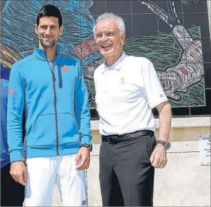  ?? MATTHEW STOCKMAN / AFP ?? Djokovic y Moore posan junto a un mural del torneo durante un acto promociona­l