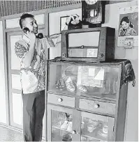  ?? — Gambar Bernama ?? KOLEKSI BERHARGA: Laksamana mengayakan penggunaan telefon lama yang menjadi sebahagian daripada koleksi peribadiny­a.