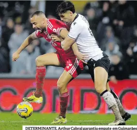  ?? ?? DETERMINAN­TE. Arthur Cabral garantiu empate em Guimarães