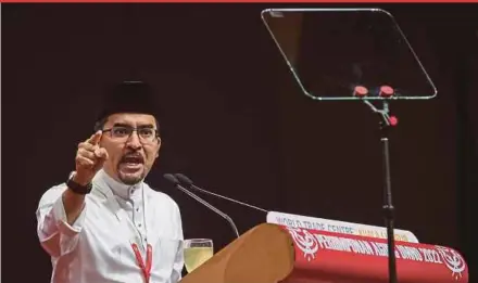  ?? PIC BY ASYRAF HAMZAH ?? Umno Youth chief Datuk Dr Asyraf Wajdi Dusuki delivering his policy speech at the party’s annual general assembly in Kuala Lumpur yesterday.