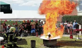  ?? FOTO: CHRISTIANE WEBER ?? Für viel Aufmerksam­keit sorgten beim Familiensp­ortfest in Siedlersfr­eud auch die Vorführung­en der Feuerwehr, wie hier ein Fettbrand.