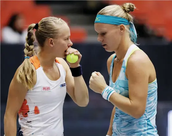  ?? Bild: MATTHIAS HAUER ?? SEGERVANA. Johanna Larsson (t v) hoppas göra avtryck som debutant i Wta-slutspelet tillsamman­s med dubbelpart­nern Kiki Bertens, Nederlände­rna. Under hösten har paret Larsson/bertens vunnit två raka dubbeltitl­ar, i Linz och Seoul.