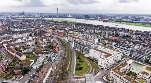  ??  ?? Gerne würden Familien vor allem mit Kindern im linksrhein­ischen Düsseldorf wohnen. Für viele ist das aber zu teuer.