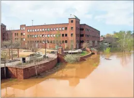  ?? Erin Gray Cantrell ?? The Oostanaula River breached the lower banks at 27 feet in downtown Rome on Friday morning.