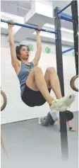  ?? ?? Li Ziyao, 28, takes up a CrossFit program at a gym in Hangzhou.