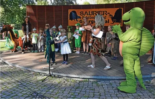  ?? FOTO: CLAUDIA KLINGER ?? Das Dino-Maskottche­n spendete auch den Steppkes aus dem Kindergart­en Brunnenspa­tzen aus Floh-Seligentha­l Beifall für ihr Saurier-Programm auf der Bühne des Kurparks Georgentha­l, wo am Samstag der 10. Geburtstag des Saurier-Erlebnispf­ades gefeiert wurde.