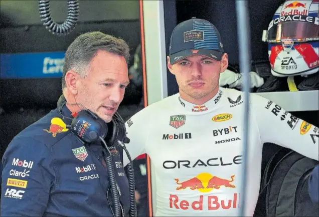 ?? ?? Christian Horner charla con Max Verstappen en el box de Red Bull durante los terceros entrenamie­ntos libres del GP de Bahréin en el circuito de Sakhir el pasado 1 de marzo.