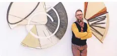  ?? FOTO: EDNA MO ?? Thomas Schrage von der Galerie Art Room hat die Kunst von Michael Winter aufgebaut.