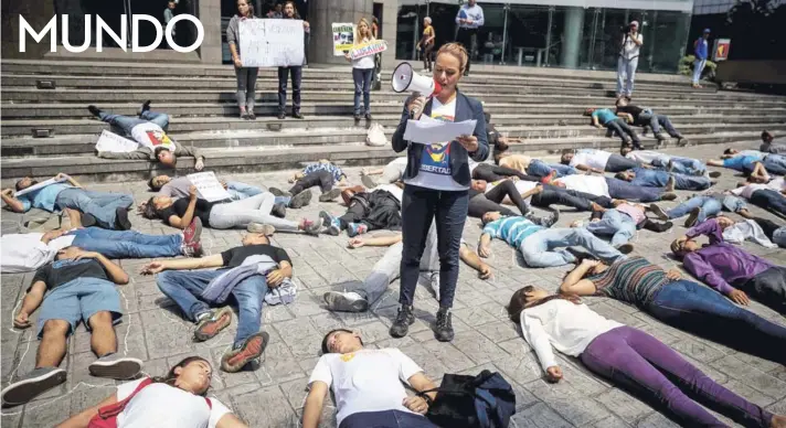  ??  ?? Lilian Tintori el 30 de octubre de 2018, durante una actividad en la que opositores se acostaron en el asfalto simulando a los opositores fallecidos.
