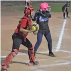  ?? Foto César Neyoy-BES ?? ACCIÓN ENTRE los equipos Diamonds y AWC, en la liga de softbol de niñas de San Luis. La temporada que arrancó la semana pasada conducirá al torneo estatal en el que San Luis intentará conservar el campeonato.