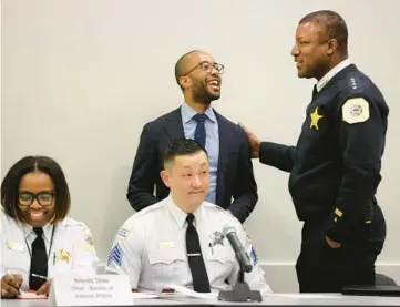  ?? CHRIS SWEDA/CHICAGO TRIBUNE ?? New Chicago Police Board President Kyle Cooper and Chicago police Superinten­dent Larry Snelling, right, meet before the start of a monthly Police Board meeting on Thursday.