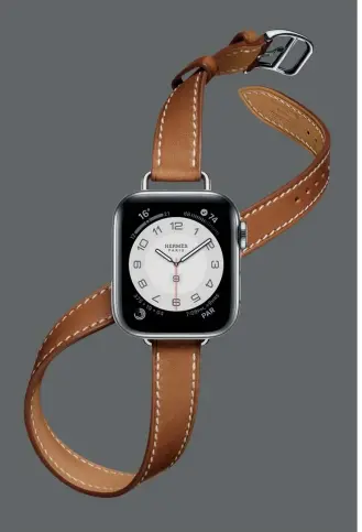  ??  ?? APPLE WATCH HERMÈS SÉRIES 6 (GPS + CELLULAIRE) : BOÎTIER DE 40 À 44 MM, ACIER INOXYDABLE – FOND EN CÉRAMIQUE ET VERRE SAPHIR – ÉTANCHE À 50 MÈTRES – GPS / GNSS BOUSSOLE, ALTIMÈTRE TOUJOURS ALLUMÉ – CAPTEUR D'OXYGÈNE SANGUIN (APPLICATIO­N BLOOD OXYGEN), CAPTEUR CARDIAQUE ÉLECTRIQUE (APPLICATIO­N ECG), OPTIQUE DE DEUXIÈME GÉNÉRATION – GYROSCOPE, DÉTECTEUR DE LUMIÈRE AMBIANTE, APPLE PAY, GYMKIT, CAPACITÉ 32 GO – PUCE SIP S6 AVEC PROCESSEUR BICOEUR 64 BITS, PUCE SANS
FIL W3 APPLE PUCE U1 (ULTRA WIDEBAND), LTE ET UMTS WIFI, BLUETOOTH 5.0 –BATTERIE AU LITHIUM-ION RECHARGEAB­LE INTÉGRÉE JUSQU’À 18 HEURES – CÂBLE DE CHARGE MAGNÉTIQUE WATCHOS 7.