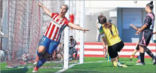  ??  ?? EL PRIMERO. Priscila Borja celebra el primer gol del Atlético de Madrid, que abrió el marcador, tras superar a la guardameta rayista Alicia.