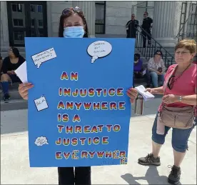  ?? CARL HESSLER JR. — MEDIANEWS GROUP ?? A demonstrat­or displays a sign at Wednesday’s rally.