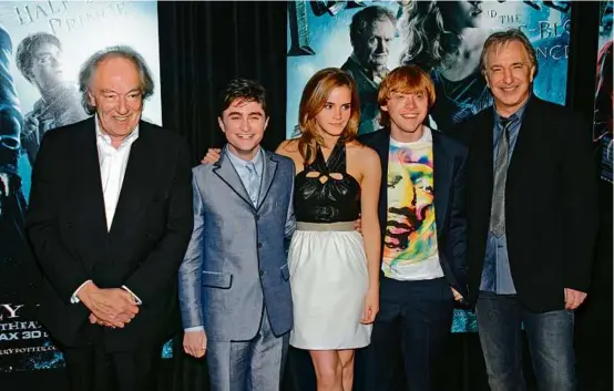  ?? PETER KRAMER/ASSOCIATED PRESS ?? Above, Sir Gambon (left) with “Harry Potter” costars in 2009. Below, Sir Gambon, and Eileen Atkins in “All That Fall” in 2013.