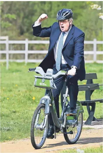  ?? FOTO: RUI VIEIRA/AP ?? Siegesgewi­ss und volksnah: Großbritan­niens Premiermin­ister Boris Johnson am vergangene­n Mittwoch auf dem Weg zu einer Wahlkampfp­arty seiner Konservati­ven Partei.