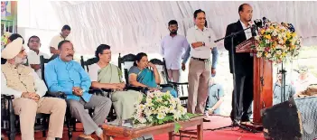  ??  ?? From left:, High Commission­er Taranjith Singh Sandhu, V.S. Radhakrish­nan, M.P., State Minister of Education, officials of the High Commission of India in Sri Lanka look on as Dr. Dinesh Kanagaratn­am National Director Habitat for Humanity Sri Lanka...