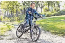  ?? FOTO: CHRISTIN KLOSE/DPA ?? Erweiterte­r Bewegungsr­adius: Mit den ersten Fahrrädern werden Kinder so richtig mobil.