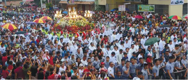  ?? SUNSTAR FOTO / ARNI ACLAO ?? A CROWD AROUND THE CHILD. Devotees filled Gen. Maxilom Ave. in Cebu City, among other roads, during last Saturday’s solemn procession that covered nearly 7 kilometers.