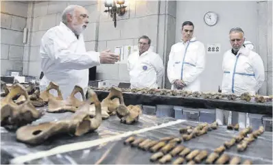  ?? Bellacasa / Moncloa ?? Pedro Sánchez, ayer en su visita al laboratori­o forense del Valle de los Caídos.