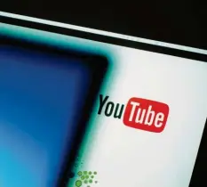  ?? Symbolfoto: dpa ?? Alles, was Internet-Nutzer beispielsw­eise auf eine Video-Plattform wie Youtube hochladen, wird künftig urheberrec­htlich geprüft werden.